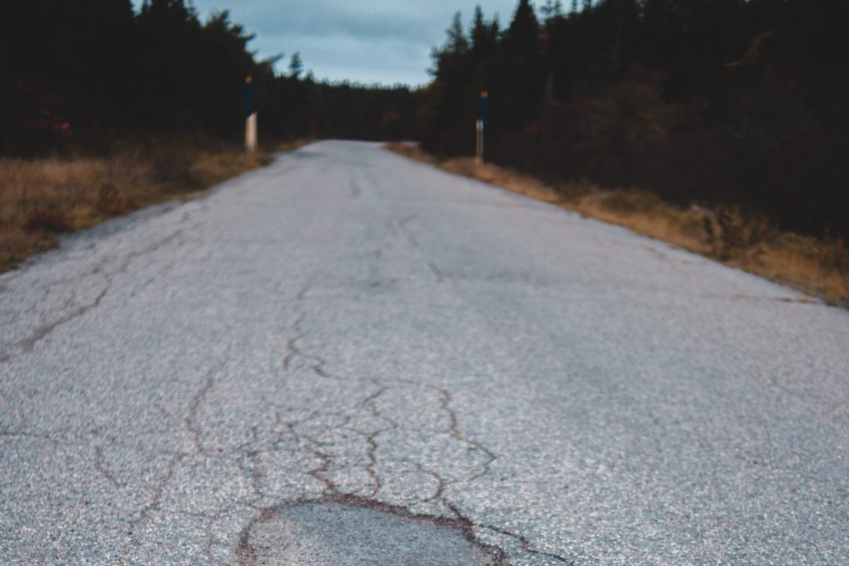 Superficie stradale con fessurazioni e ammaloramenti del manto